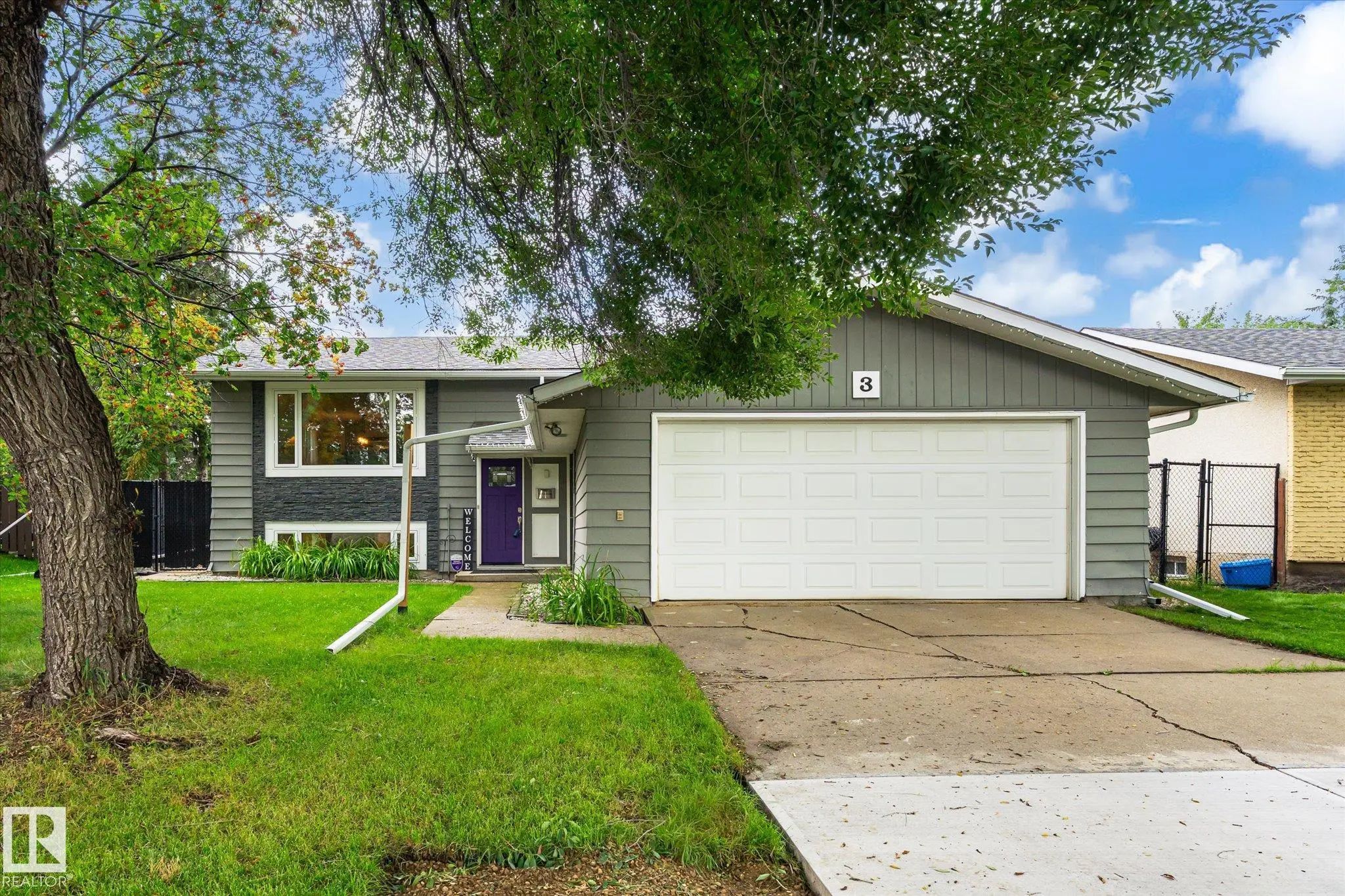 Photo for MLS®# E4507299 - home for sale at 3 Akins Drive, Akinsdale, St. Albert AB