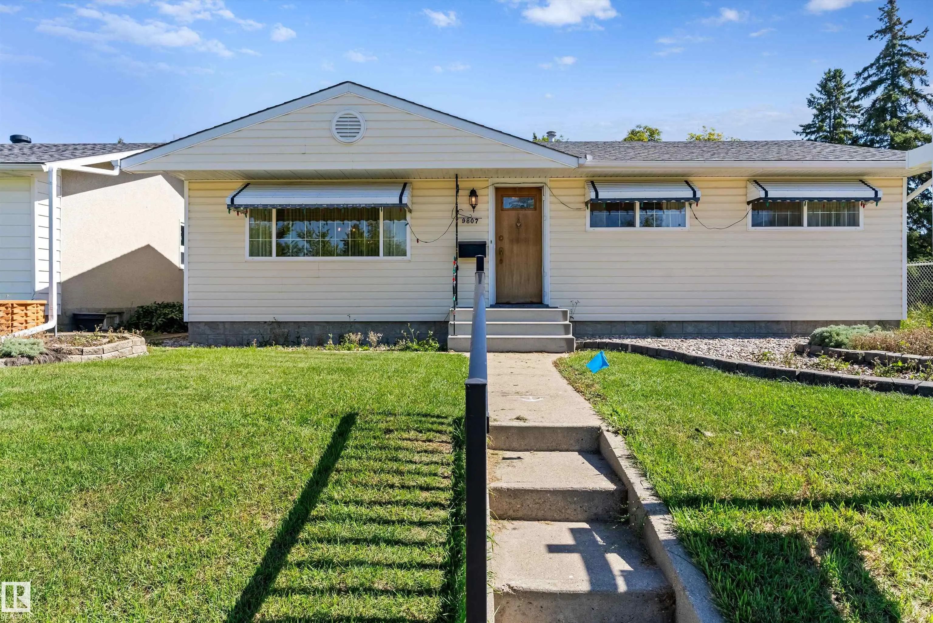 Photo for MLS®# E4506160 - home for sale at 9807 165 Street Northwest, Glenwood (Edmonton), Edmonton AB