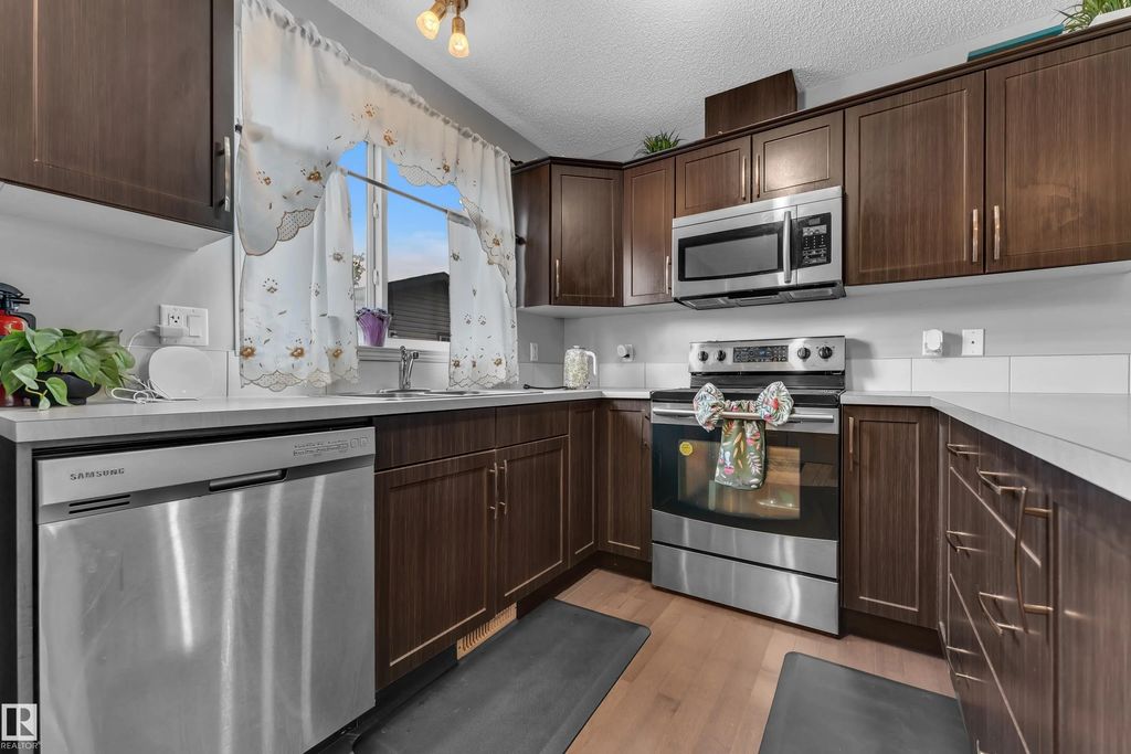 Window 98 Red 3036 Arthurs Crescent, Edmonton Property Listing: MLS® #E4511429