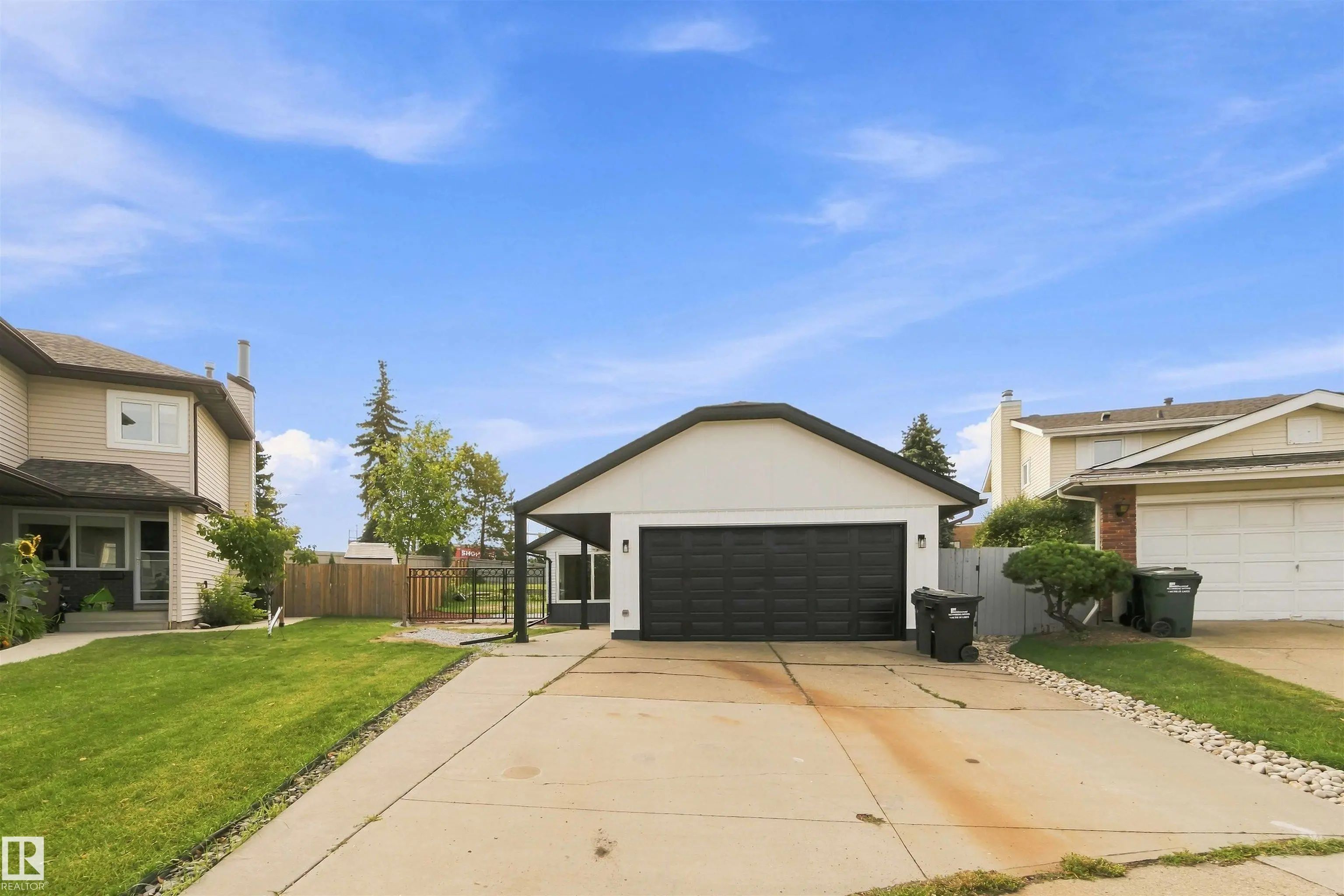 Photo for MLS®# E4507028 - home for sale at 43 Ventnor Place, Village on the Lake, Sherwood Park AB