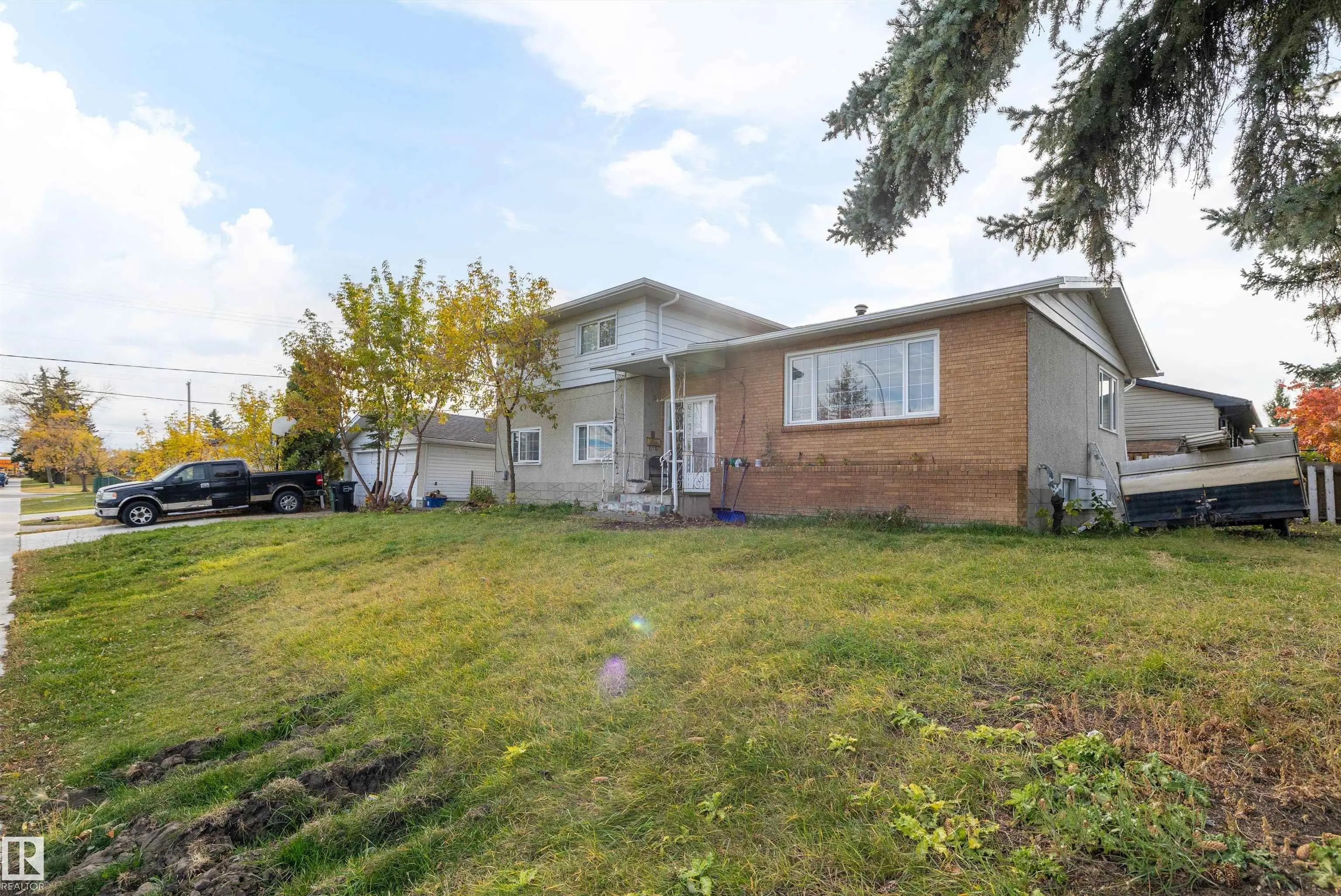 Photo for MLS®# E4512738 - home for sale at 12808 92 Street Northwest, Killarney, Edmonton AB
