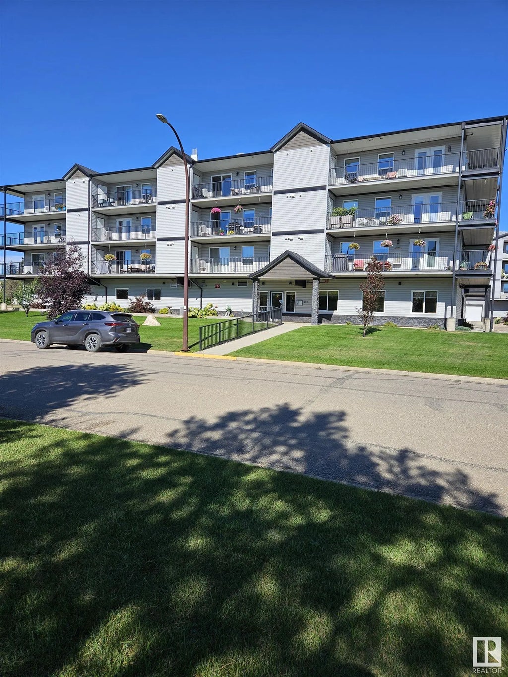 206 4614a Lakeshore Drive, St. Paul Town