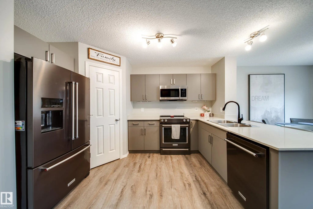 9040 Cooper Link, Edmonton