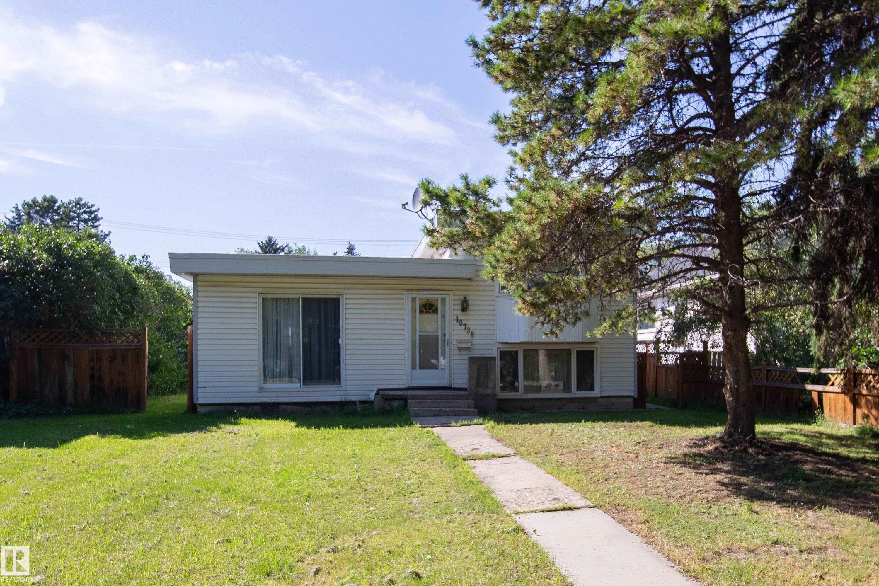 Single Family Home for Sale in Edmonton, AB