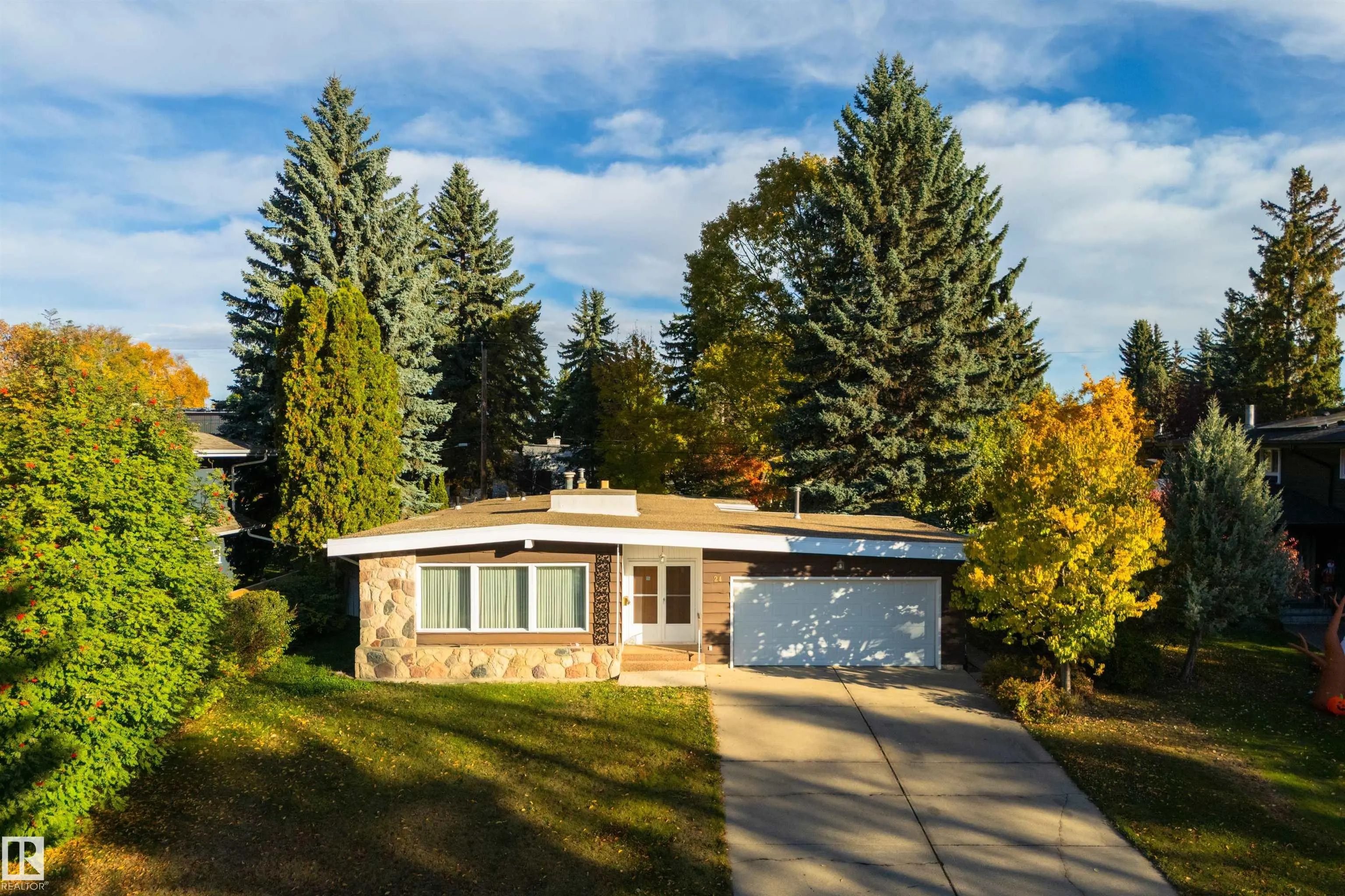 Photo for MLS®# E4512345 - home for sale at 24 Valleyview Crescent Northwest, Parkview, Edmonton AB