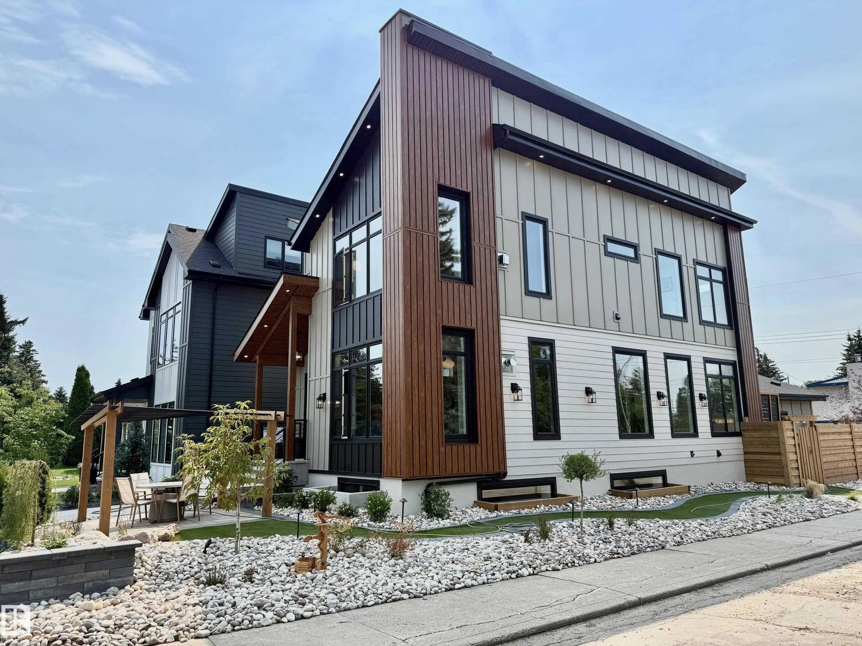 Photo for MLS®# E4501560 - home for sale at 4142 122 Street Northwest, Aspen Gardens, Edmonton AB