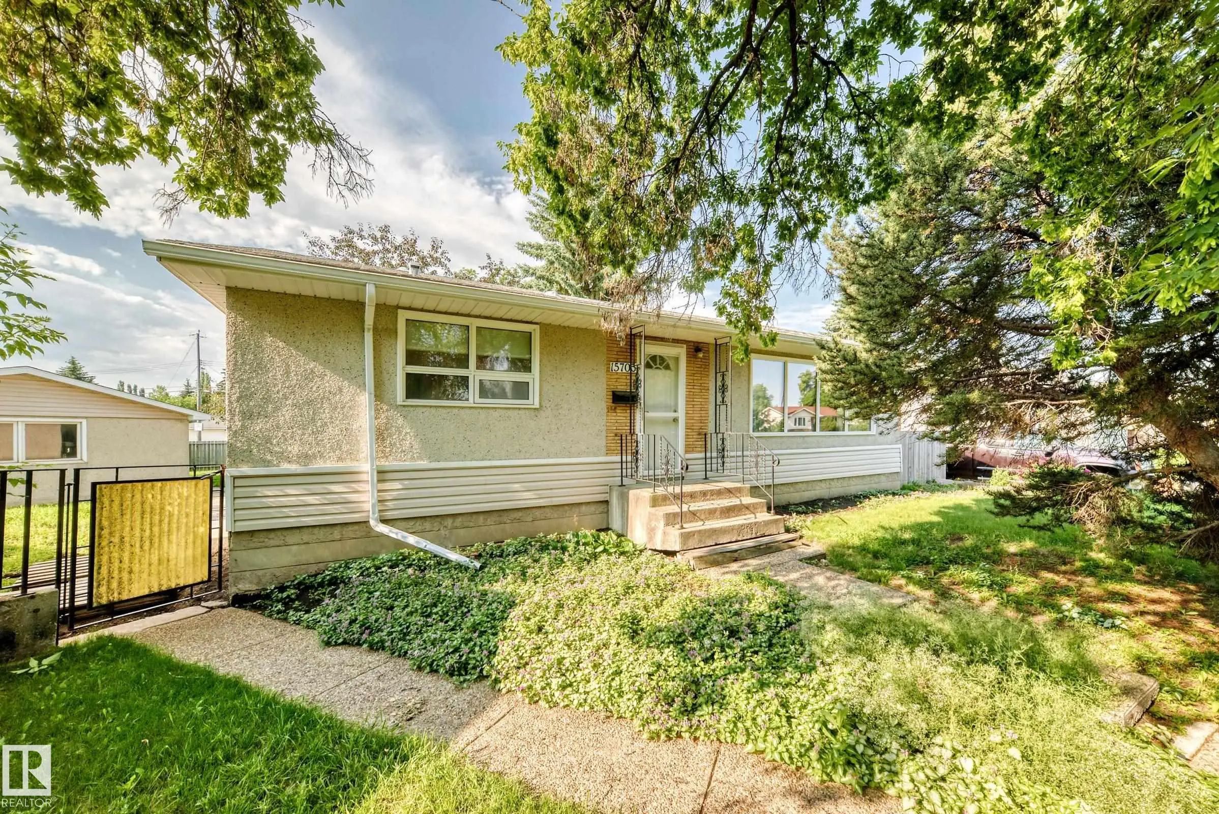 Edmonton Home for Sale: Single Family Listing in Lynnwood