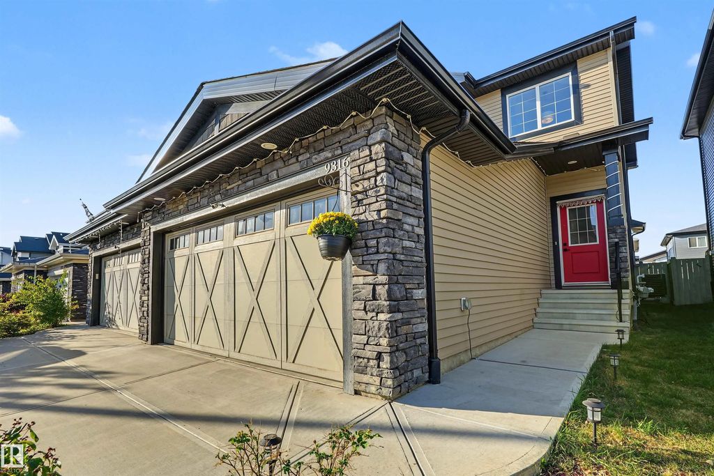9316 Pear Link, Edmonton
