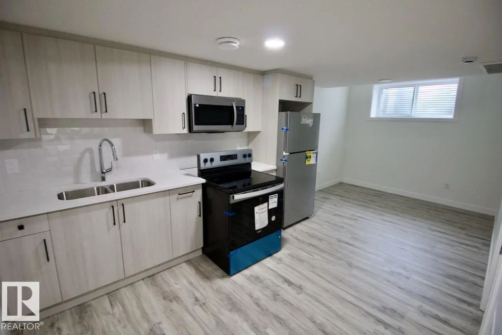 8841 Carson Way, Edmonton