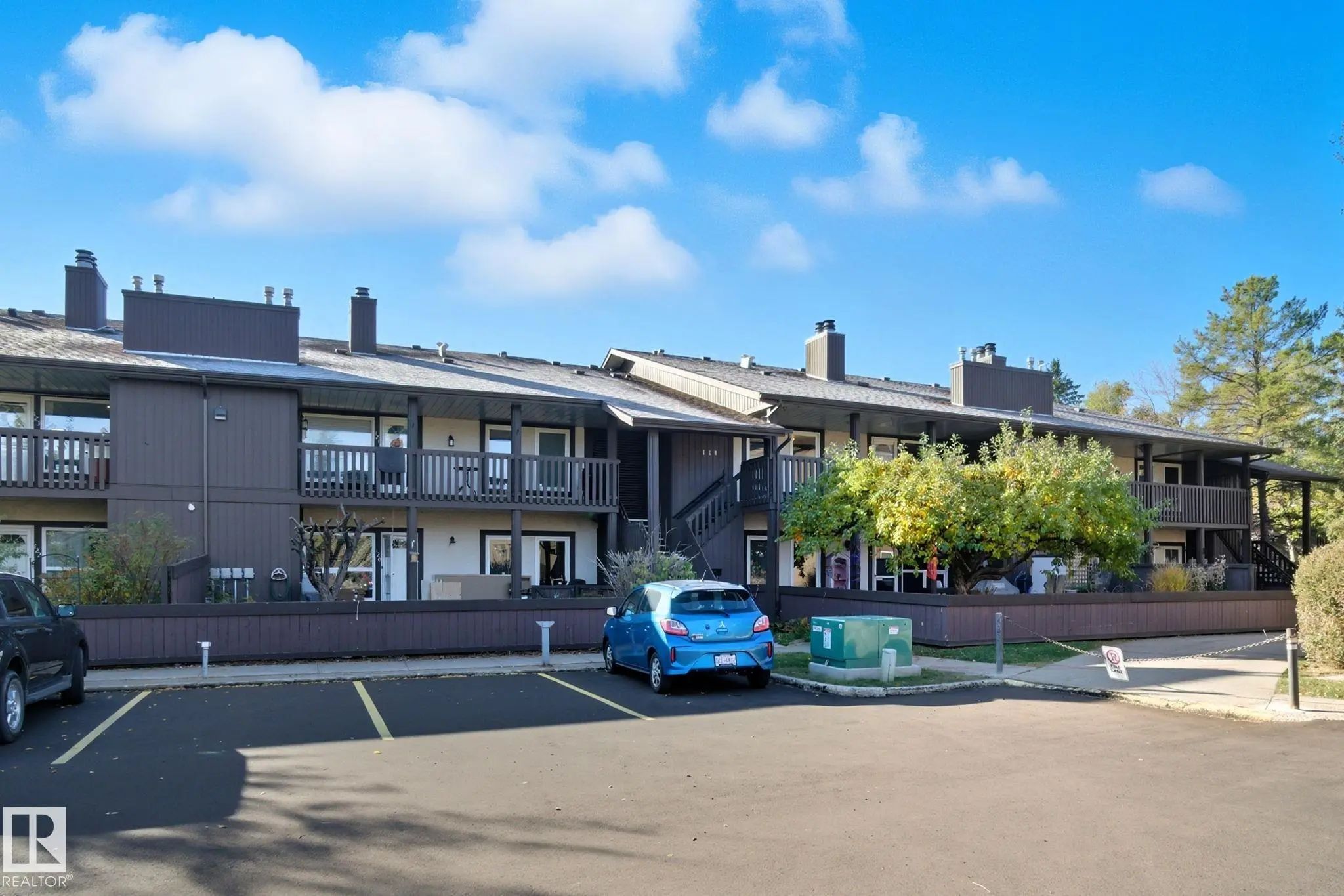 Photo for MLS®# E4505519 - home for sale at 119 Surrey Gardens Gardens Northwest, Lymburn, Edmonton AB