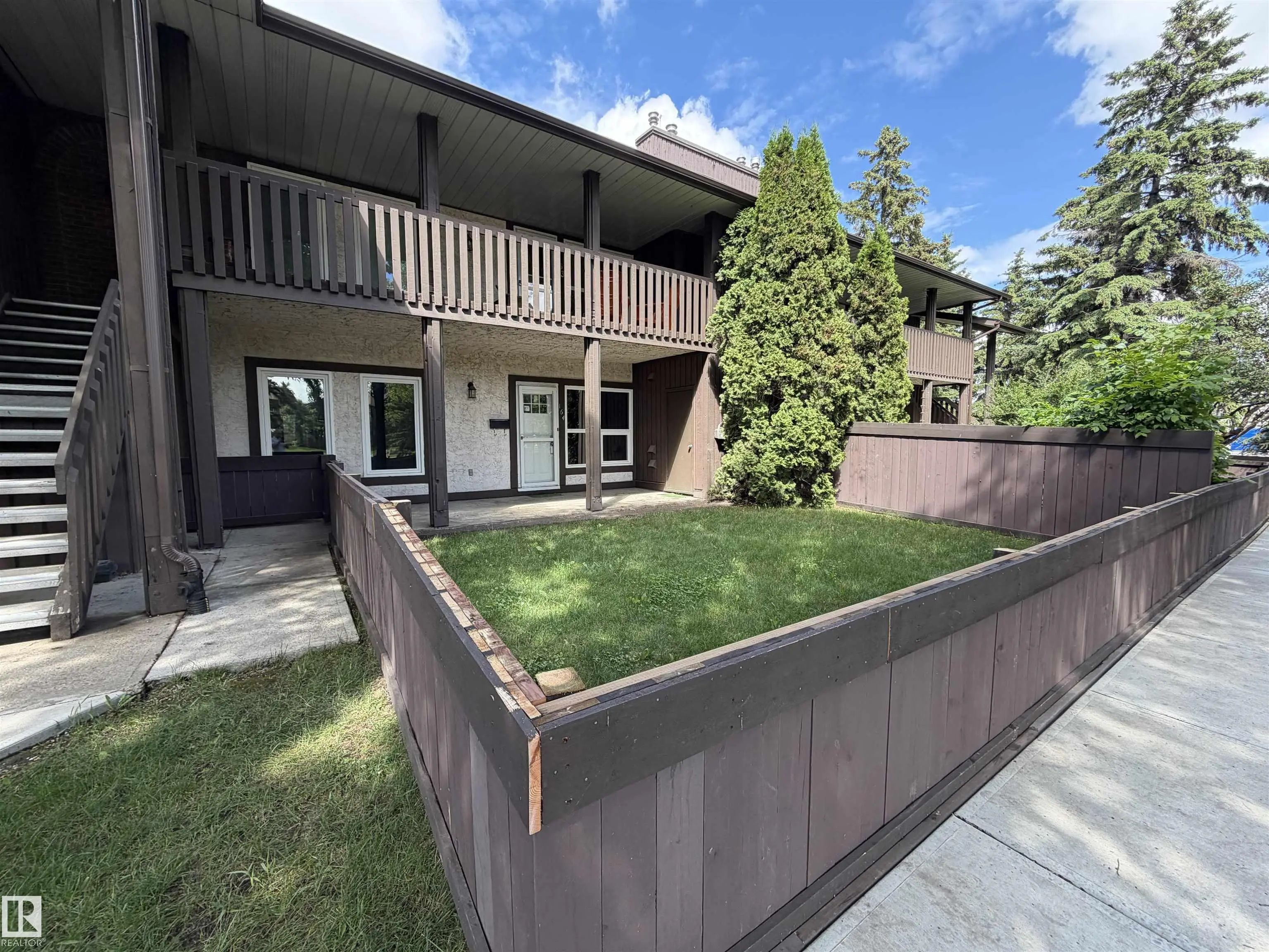 Photo for MLS®# E4505125 - home for sale at 164 Surrey Gardens Northwest, Lymburn, Edmonton AB
