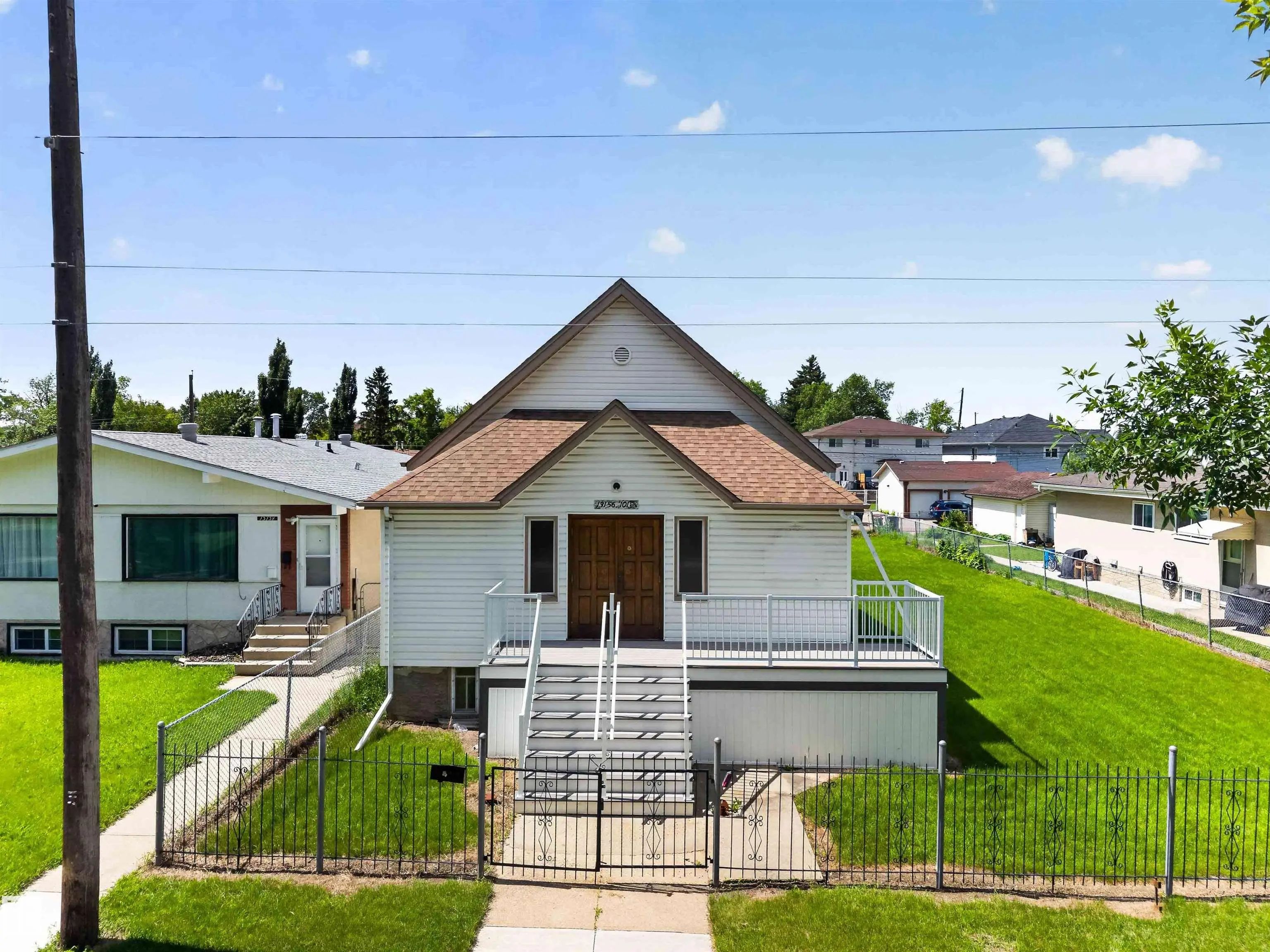 Photo for MLS®# E4498628 - home for sale at 13156 101 St Northwest, Lauderdale, Edmonton AB
