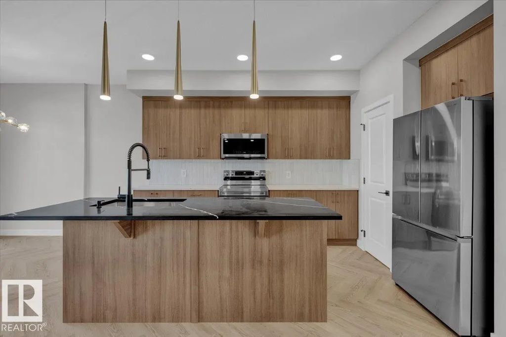 8312 Kiriak Loop, Edmonton