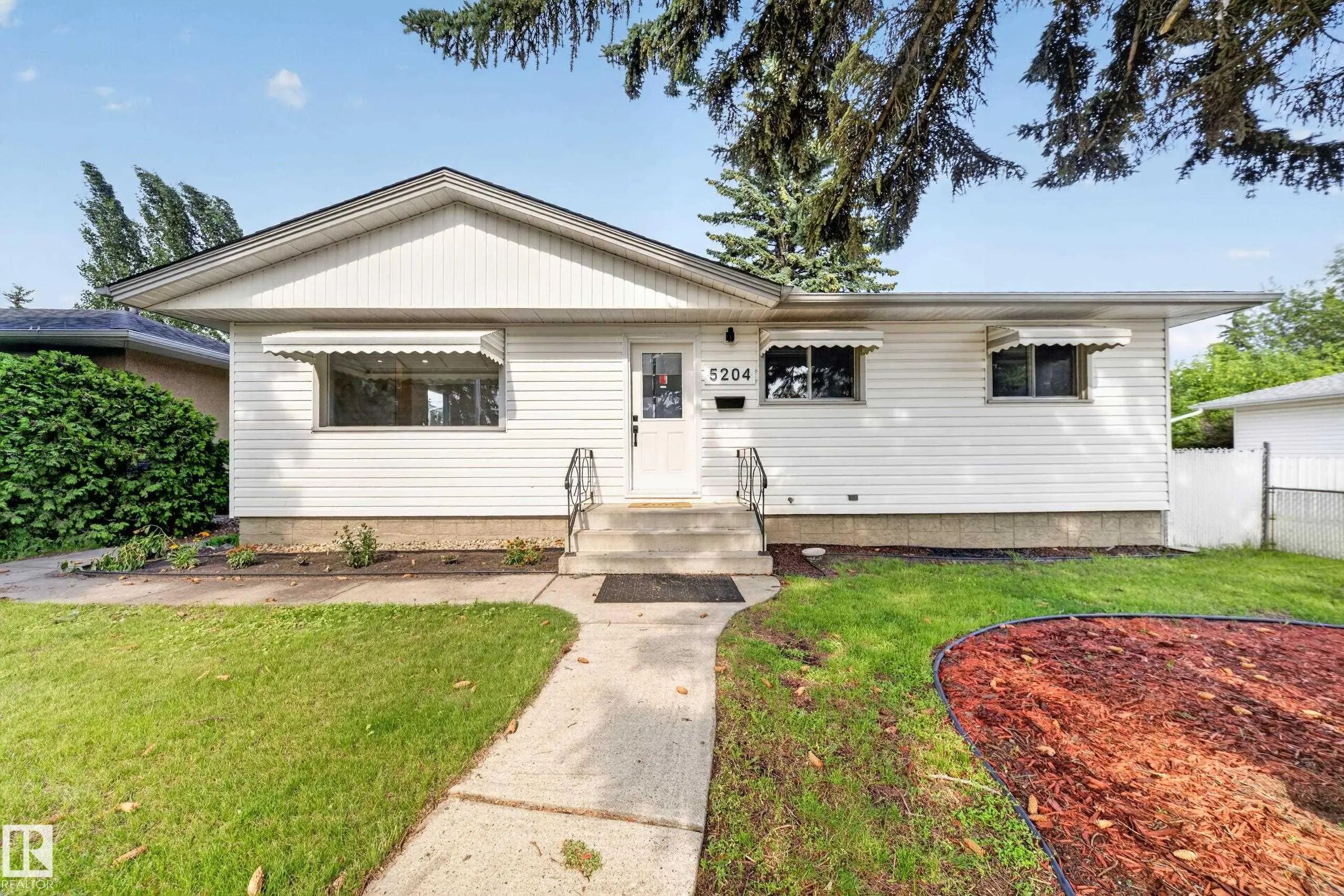 Single Family Property for Sale at 5204 97a Avenue Northwest, Edmonton: MLS®# E4506640