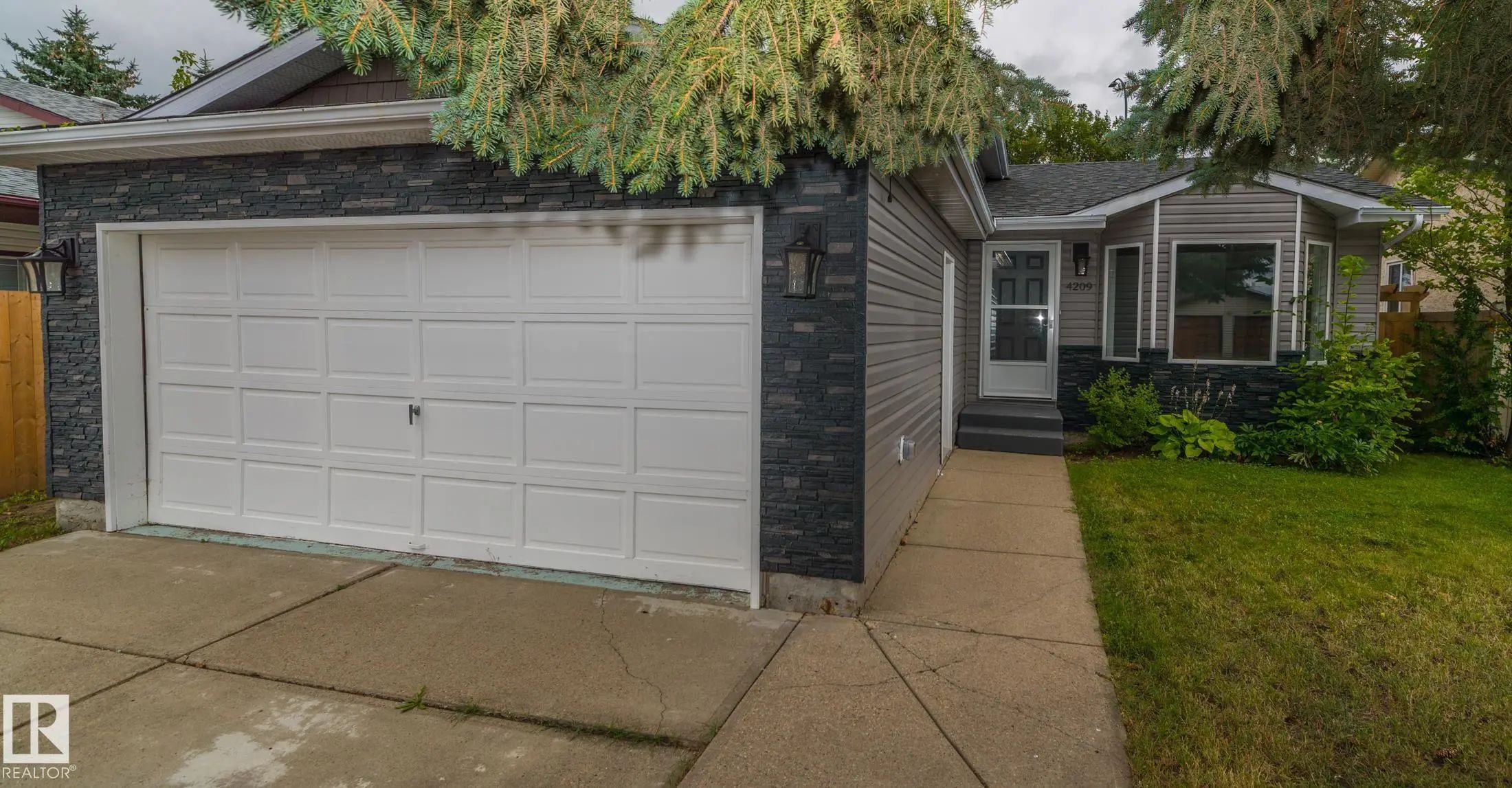Photo for MLS®# E4507491 - home for sale at 4209 25 Avenue Northwest, Bisset, Edmonton AB
