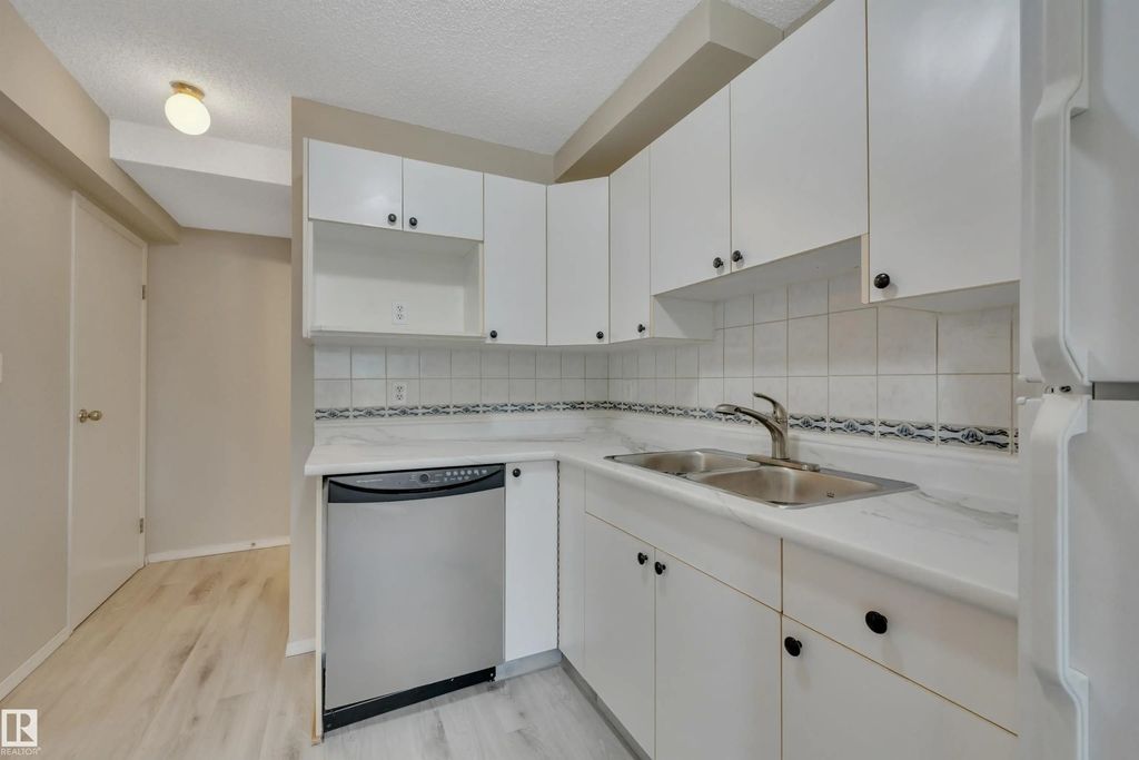2218 38 Street Nw, Edmonton