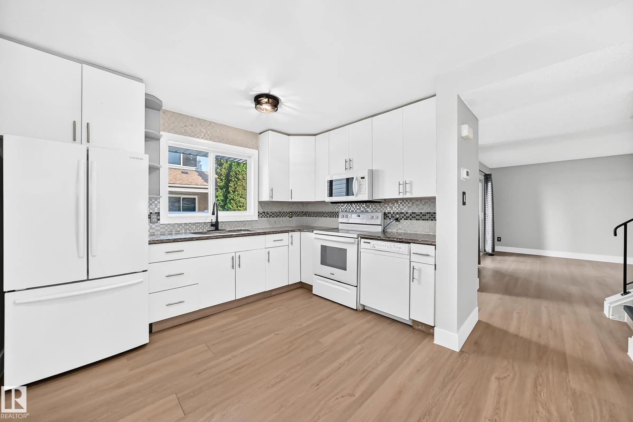 Photo for MLS®# E4504629 - home for sale at 54 Woodvale Village Northwest, Greenview (Edmonton), Edmonton AB