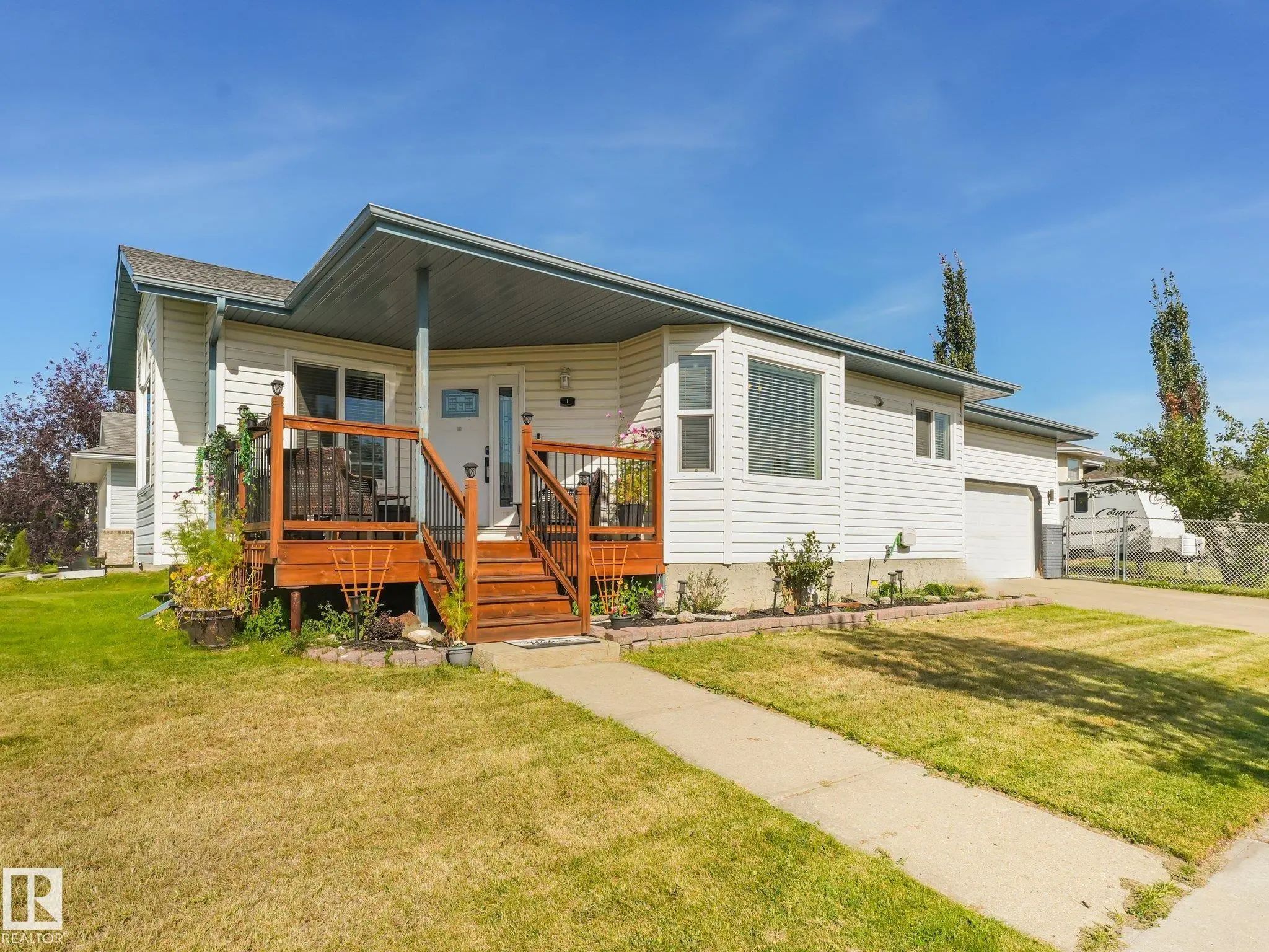 Photo for MLS®# E4506940 - home for sale at 1 Mullen Court, Meadowview Park_LEDU, Leduc AB