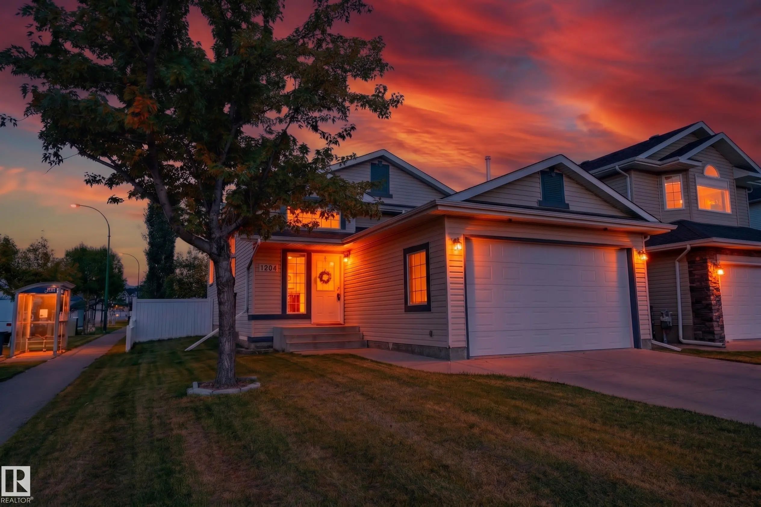 Photo for MLS®# E4507828 - home for sale at 1204 Klarvatten Crest Northwest, Klarvatten, Edmonton AB