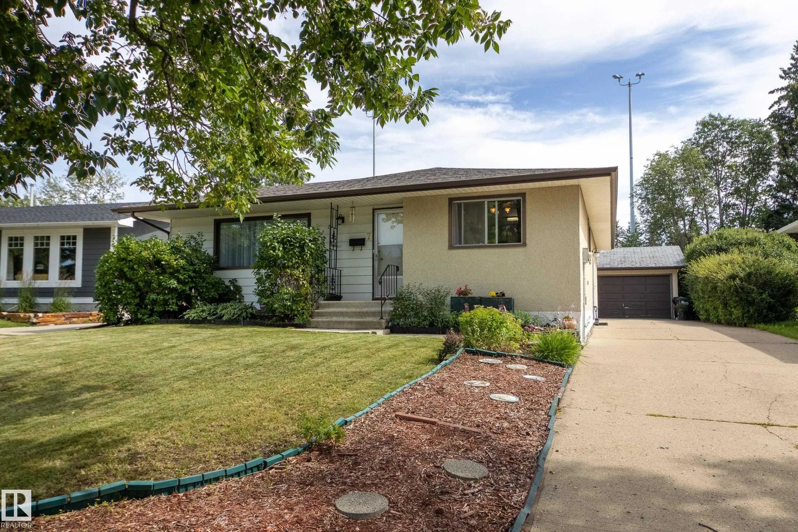 Photo for MLS®# E4502680 - home for sale at 7 Strathcona Place, Westboro, Sherwood Park AB