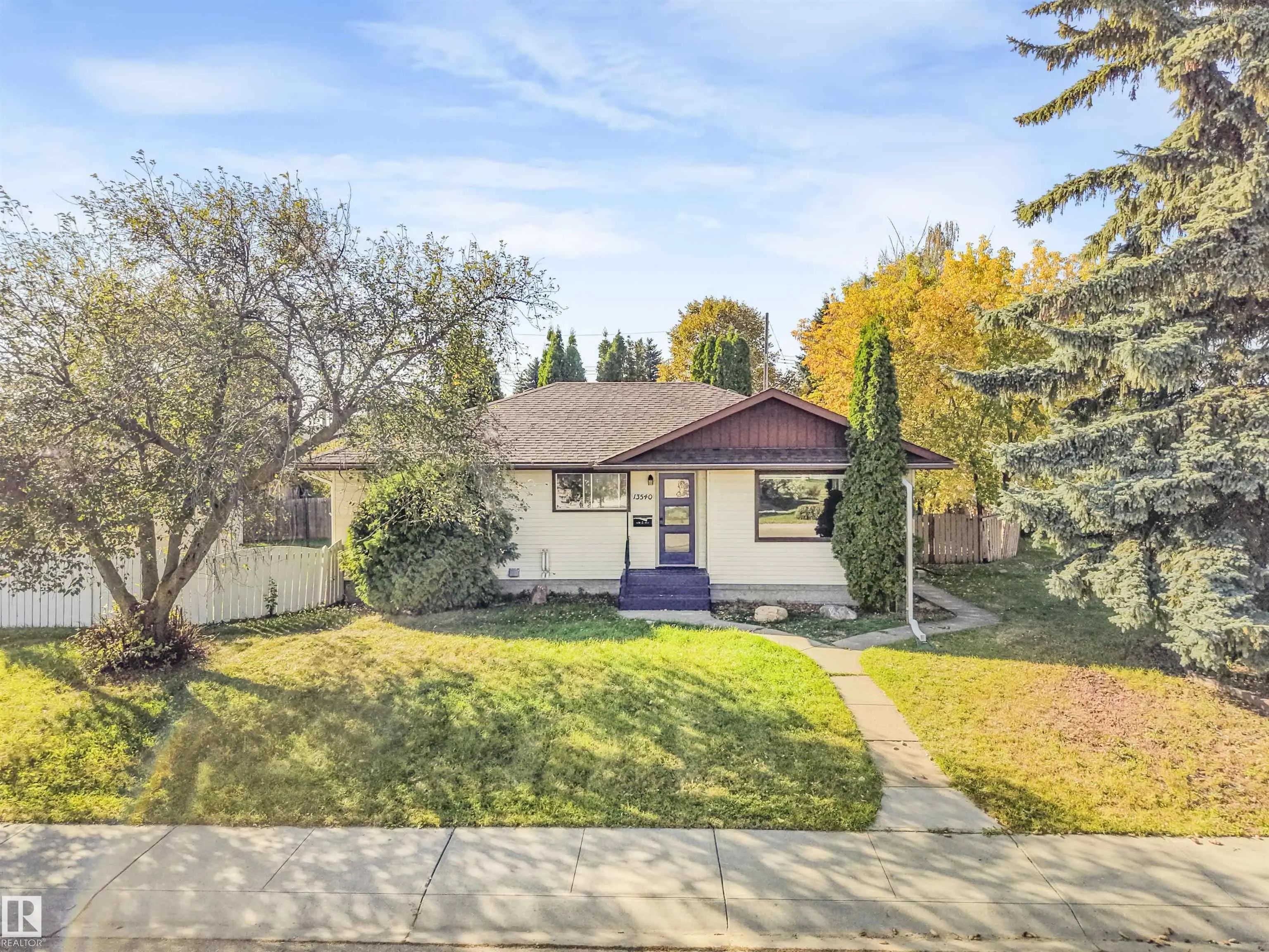 Photo for MLS®# E4510262 - home for sale at 13540 110 Street Northwest, Rosslyn, Edmonton AB