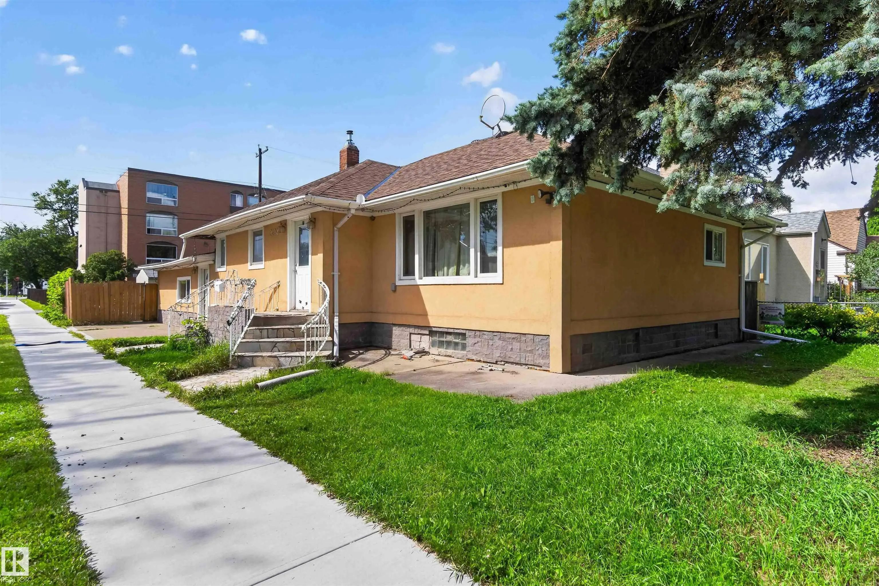 Photo for MLS®# E4504350 - home for sale at 9402 117 Avenue Northwest, Alberta Avenue, Edmonton AB