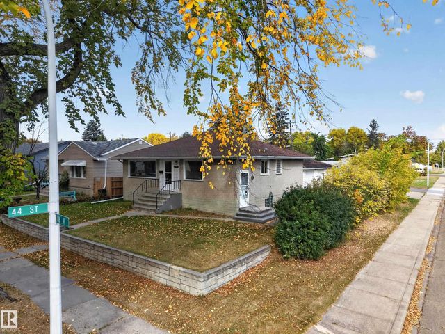 Single Family Home for Sale in Edmonton, AB