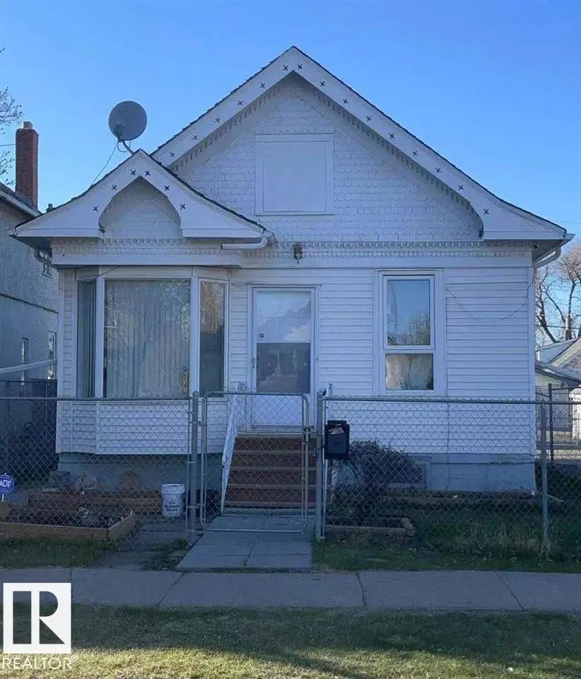 Single Family Property for Sale at 9332 106a Avenue Northwest, Edmonton: MLS®# E4507122
