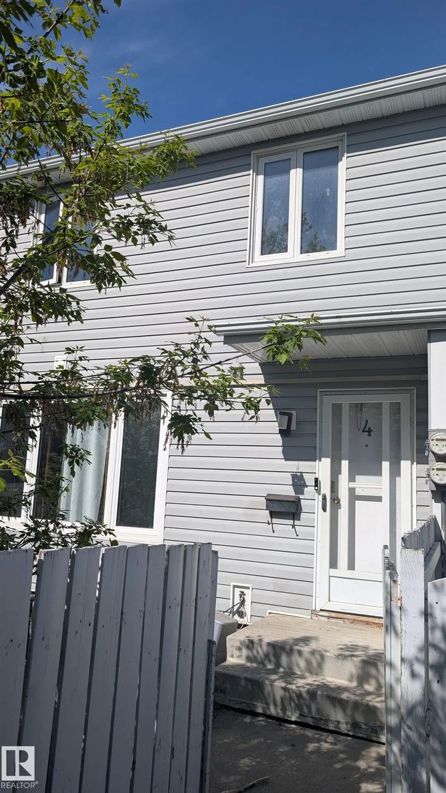 4 Amberly Crest Nw, Edmonton