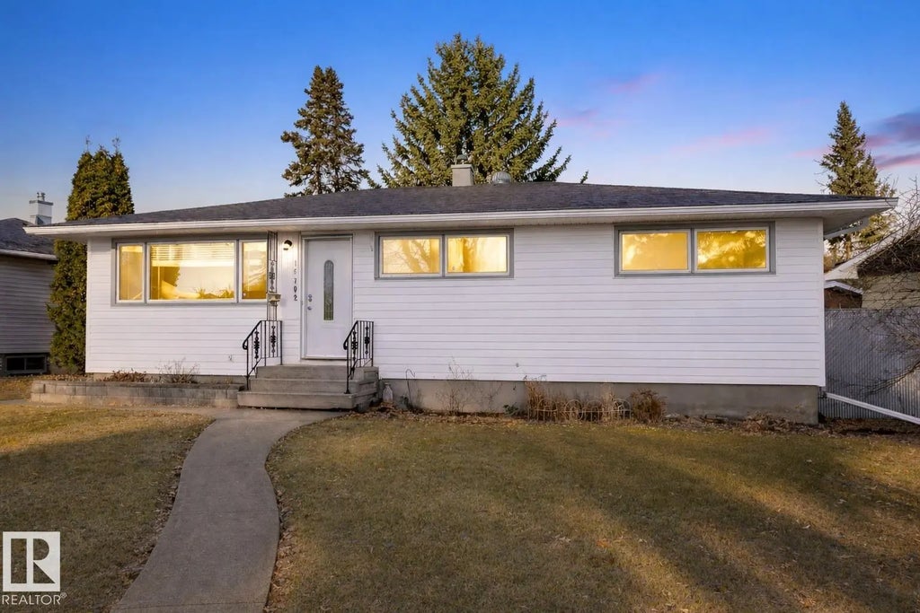 15702 92a Avenue Nw, Edmonton