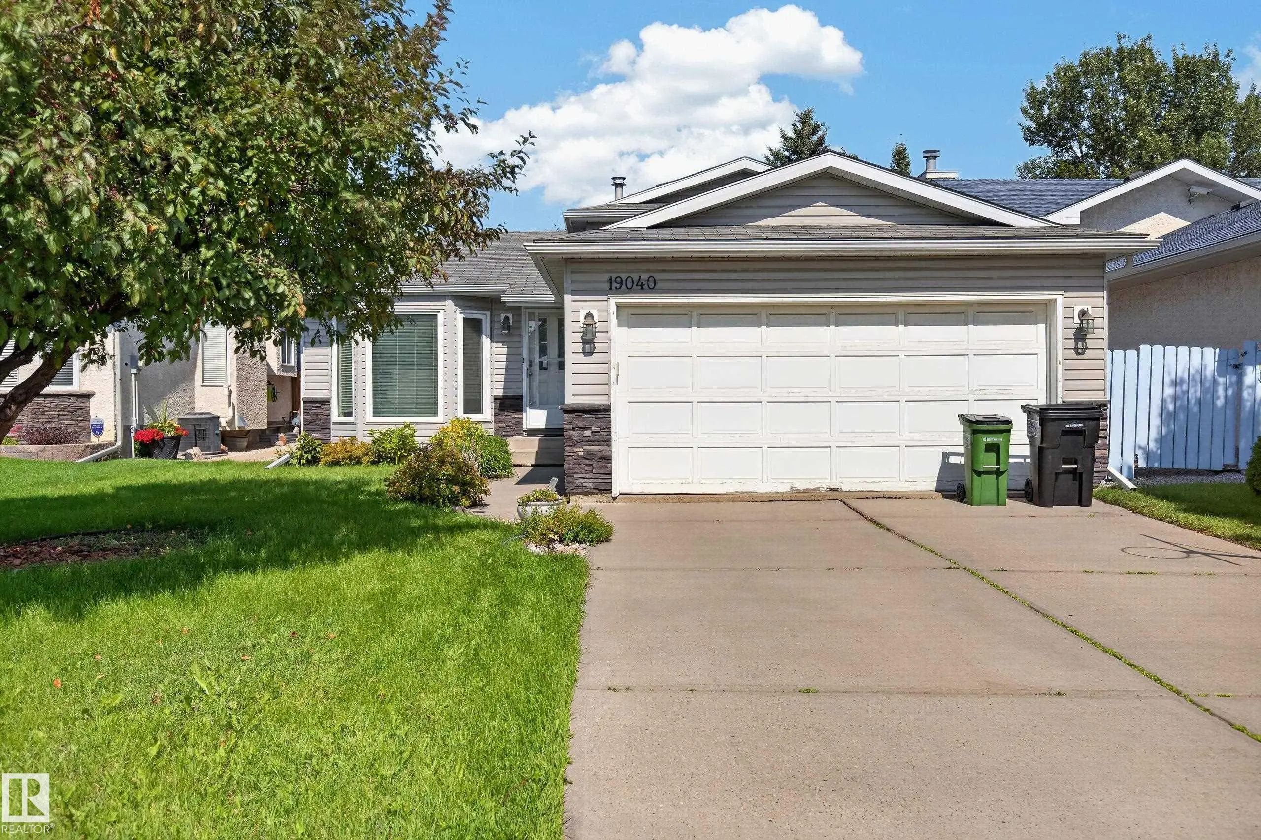 Photo for MLS®# E4505123 - home for sale at 19040 70 Avenue Northwest, Lymburn, Edmonton AB
