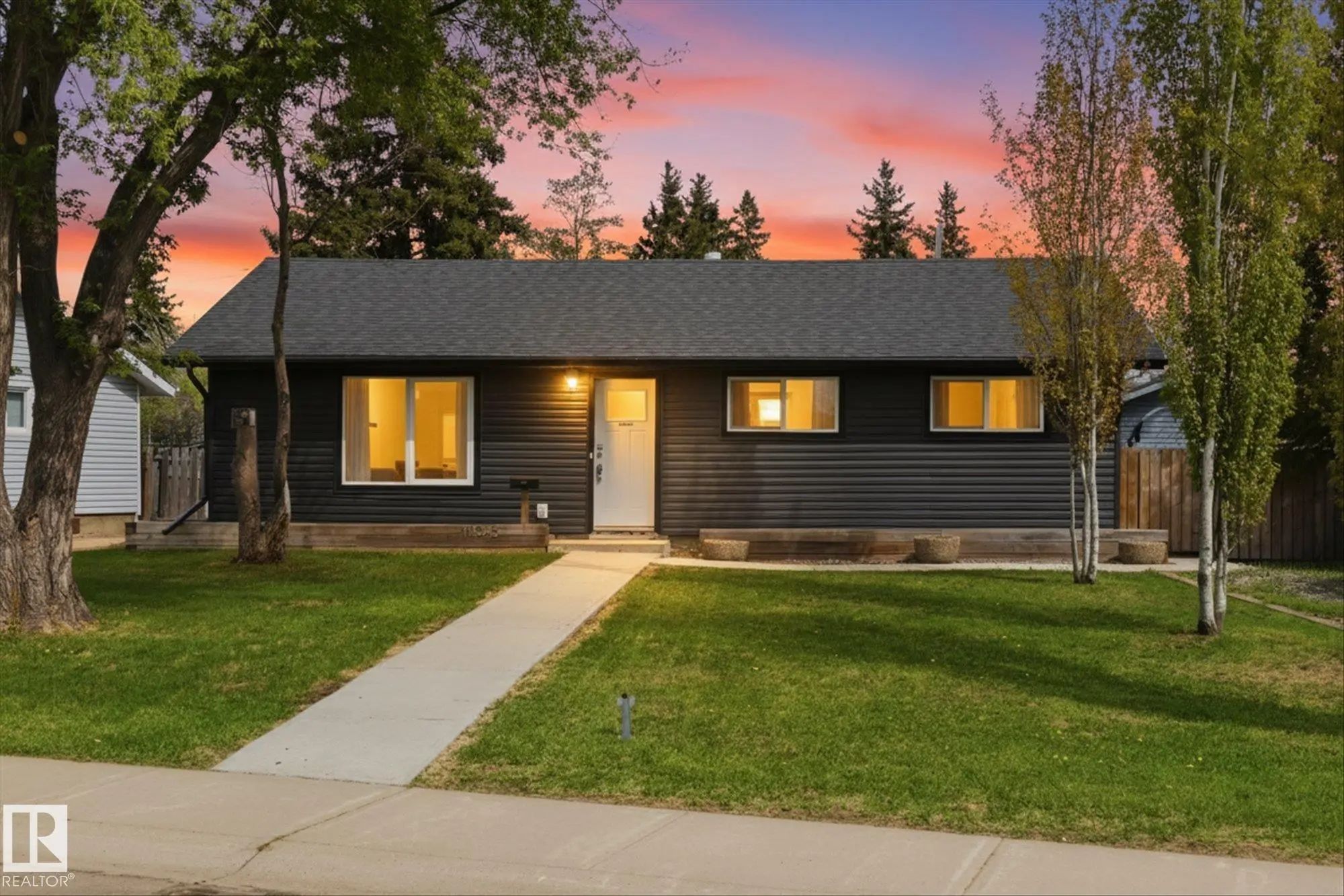 Photo for MLS®# E4507682 - home for sale at 10945 164 Street Northwest, Mayfield, Edmonton AB