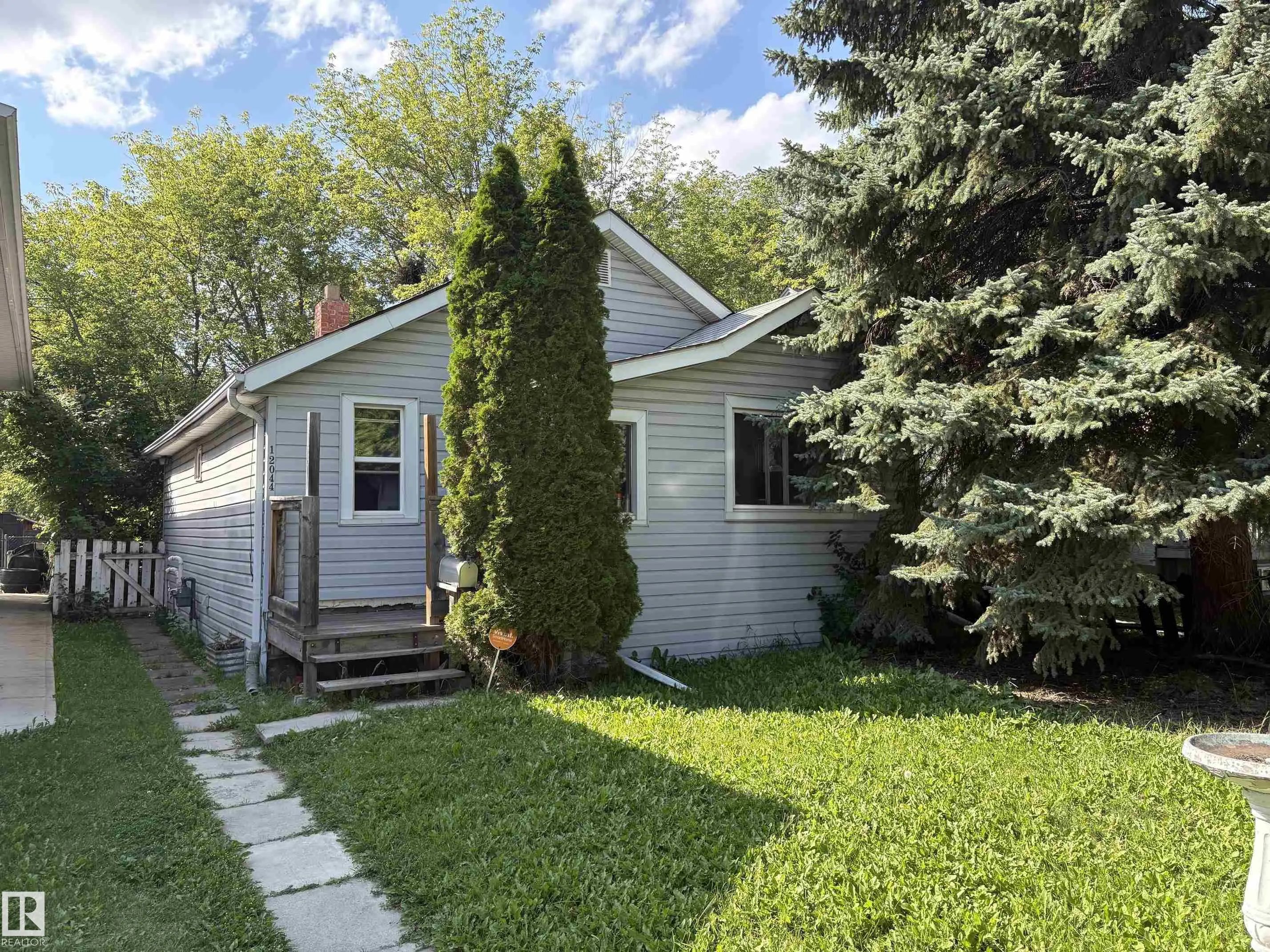 Photo for MLS®# E4505079 - home for sale at 12044 64 Street Northwest, Montrose (Edmonton), Edmonton AB