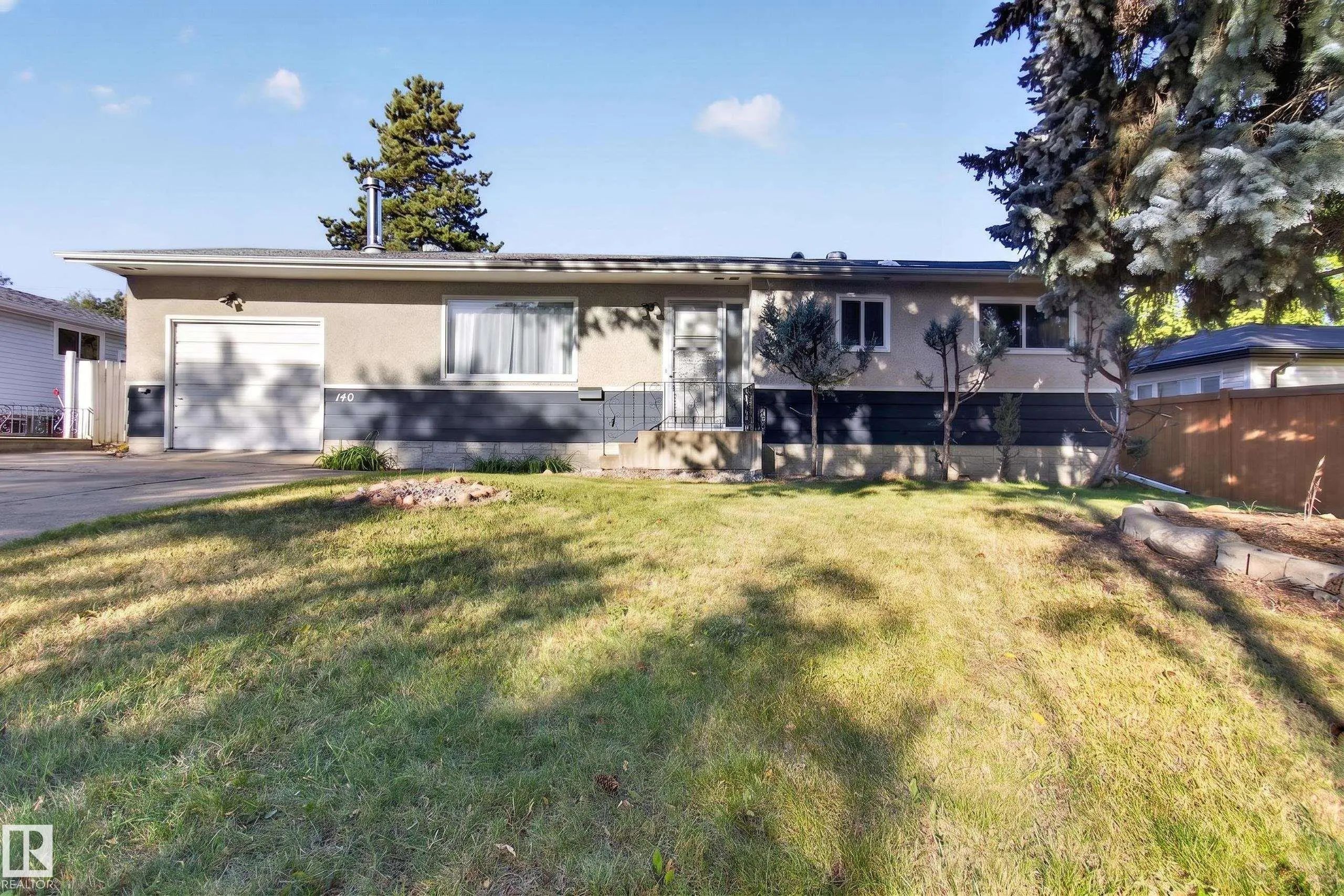 Photo for MLS®# E4509474 - home for sale at 140 Willow Street, Sherwood Heights, Sherwood Park AB
