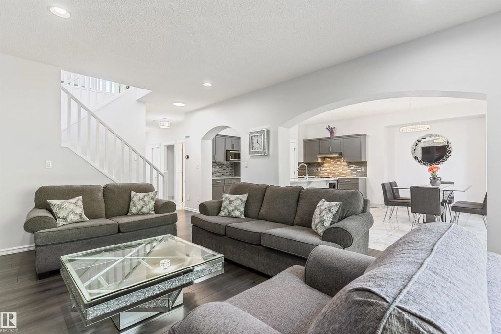 1075 Mckinney Green, Edmonton