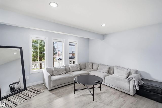 2122 37 Avenue Nw, Edmonton