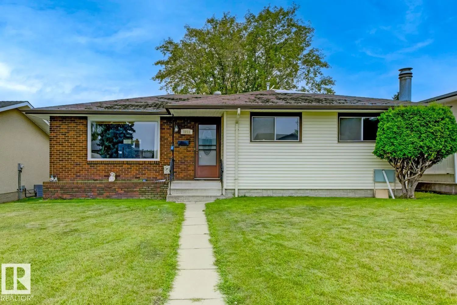 Photo for MLS®# E4507274 - home for sale at 3211 106 Avenue Northwest, Rundle Heights, Edmonton AB