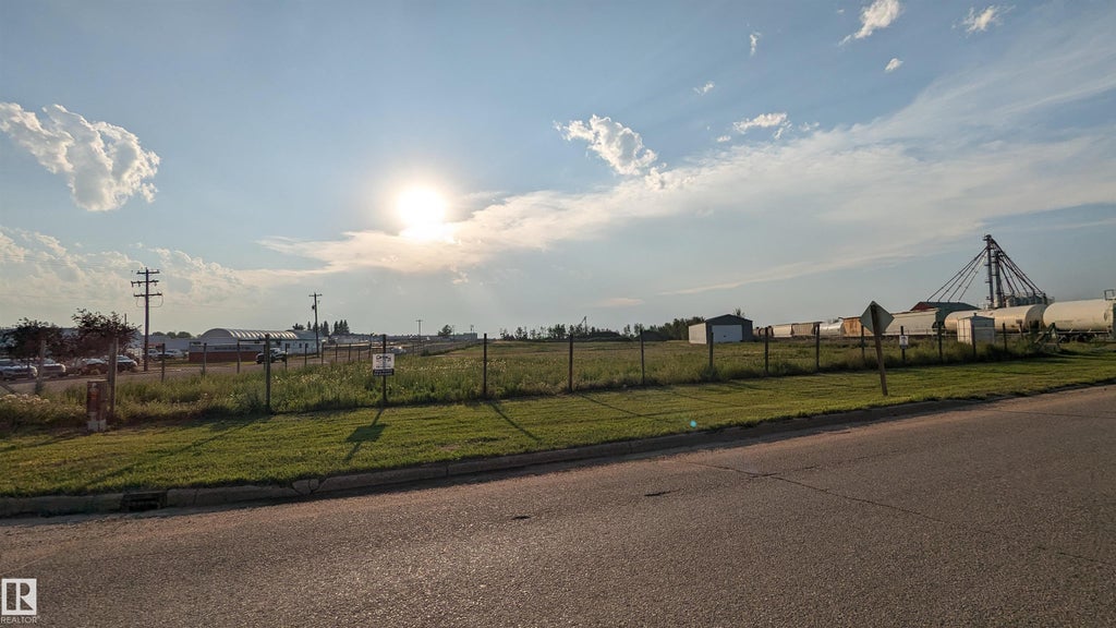 5208 Maple Street, Vegreville