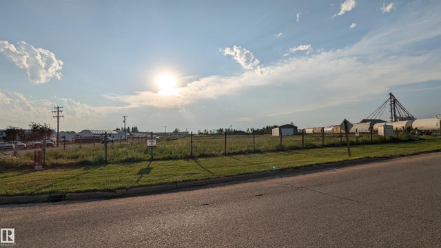 5208 Maple Street, Vegreville