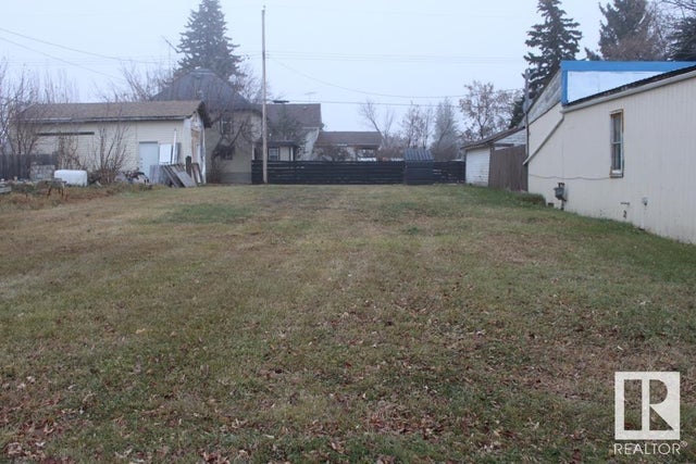 4923 50 Street, Holden
