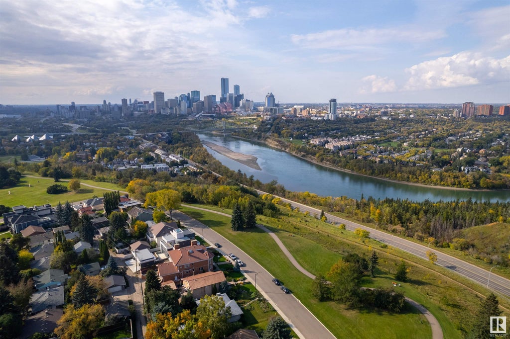 MLS® E4375938 8739 Strathearn Crescent, Edmonton Single Family Home For Sale 849,900