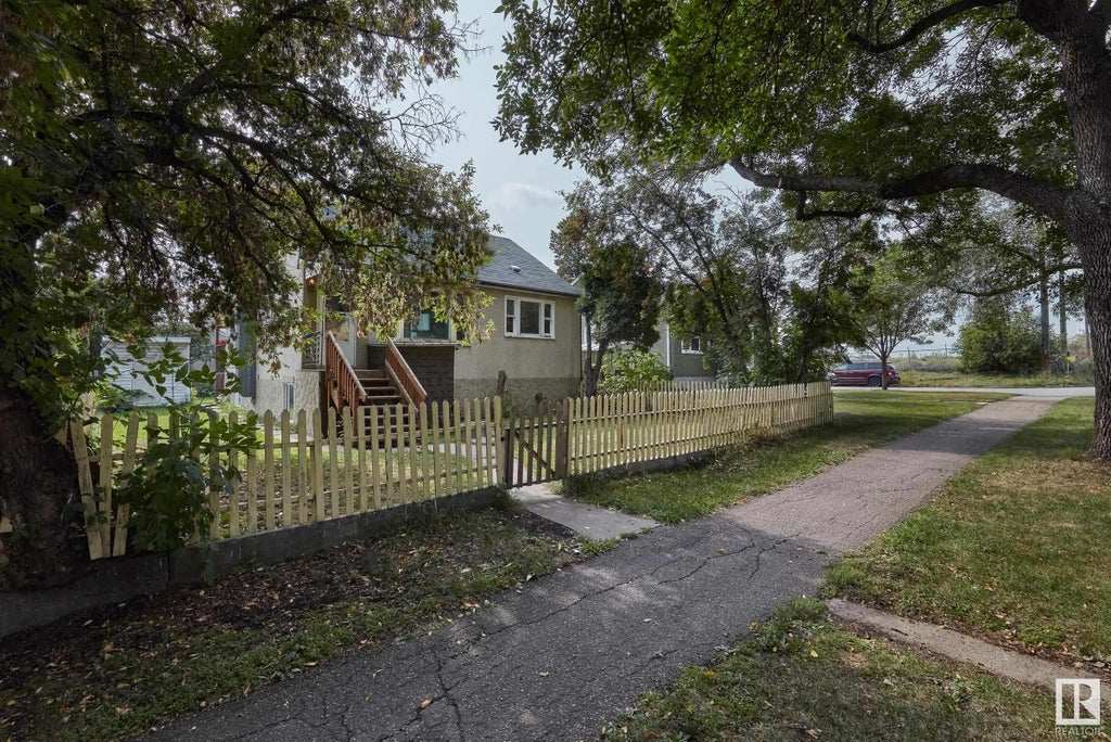 MLS® E4411508 9945 79 Avenue, Edmonton Single Family Home For Sale 448,000