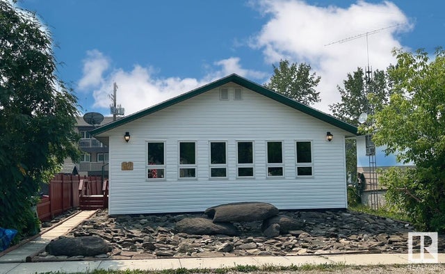 4815 51 Avenue, Breton