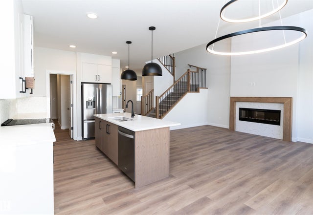 3036 Dixon Landing, Edmonton