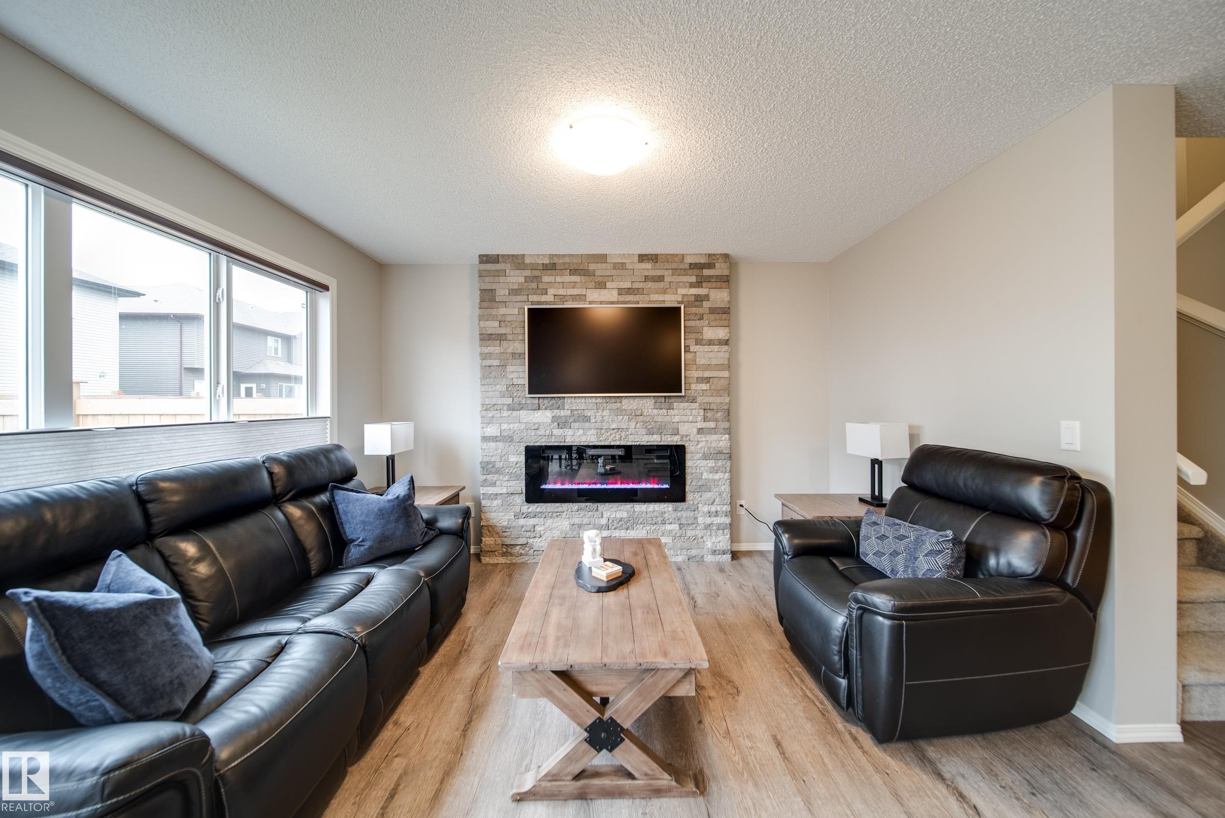 9040 Cooper Link, Edmonton