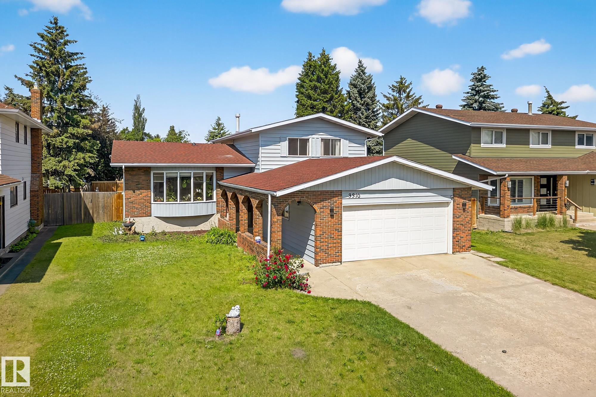 Photo for MLS®# E4461921 - home for sale at 3310 113a Street Northwest, Sweet Grass, Edmonton AB