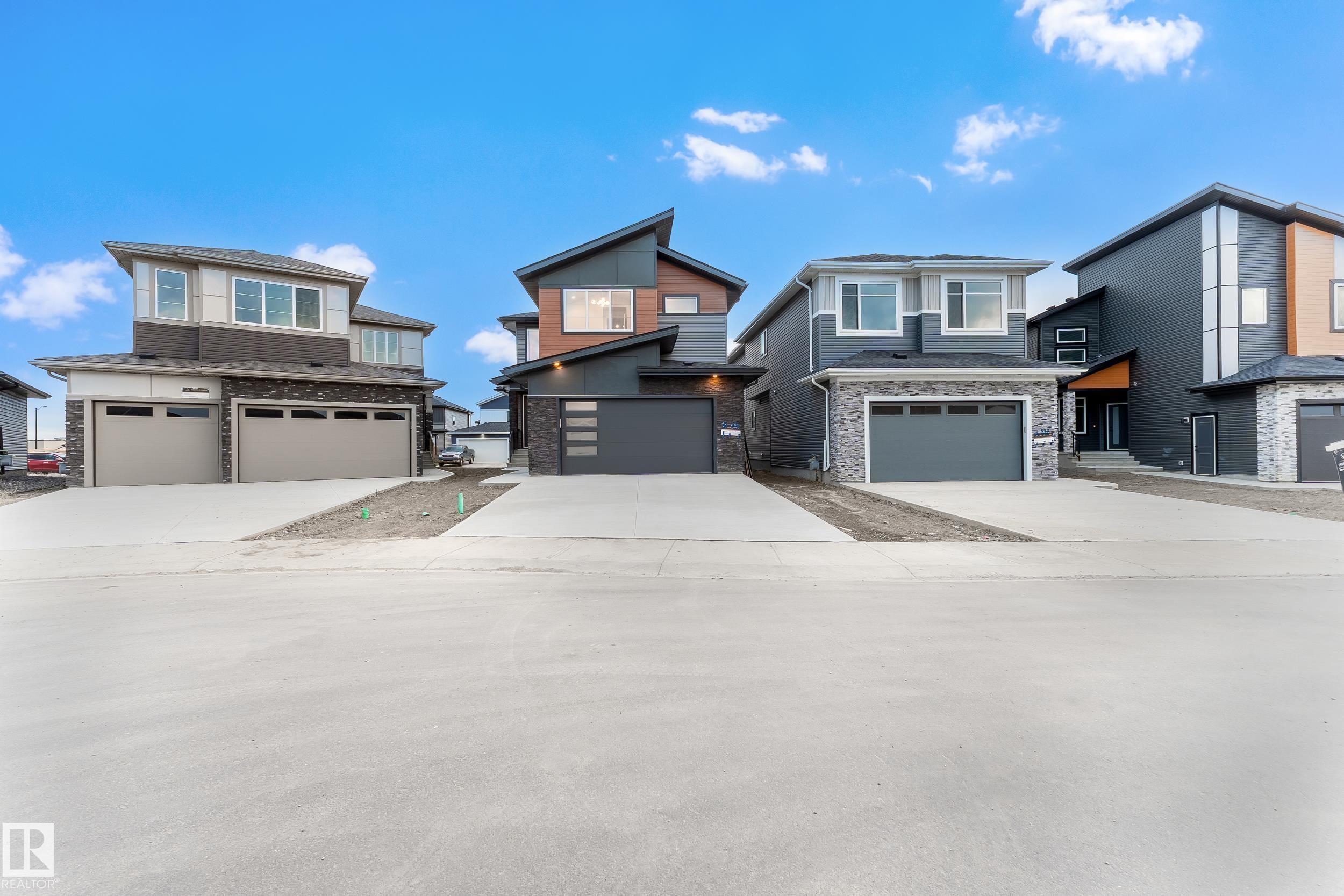 Photo for MLS®# E4463496 - home for sale at 125 Lilac Close, Woodbend, Leduc AB