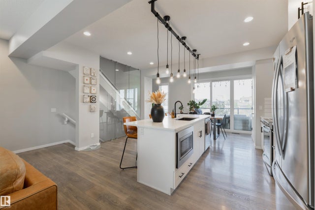 8273 Chappelle Way Sw, Edmonton