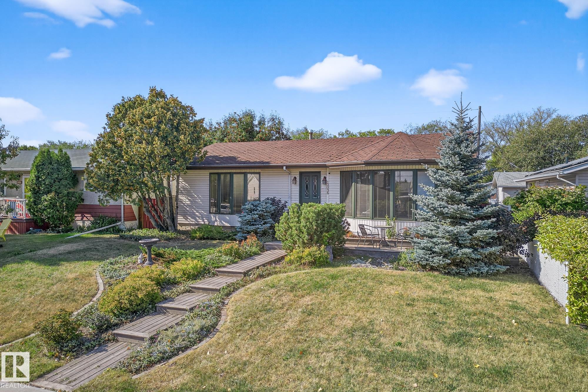 Photo for MLS®# E4464898 - home for sale at 13036 123 Street Northwest, Calder, Edmonton AB