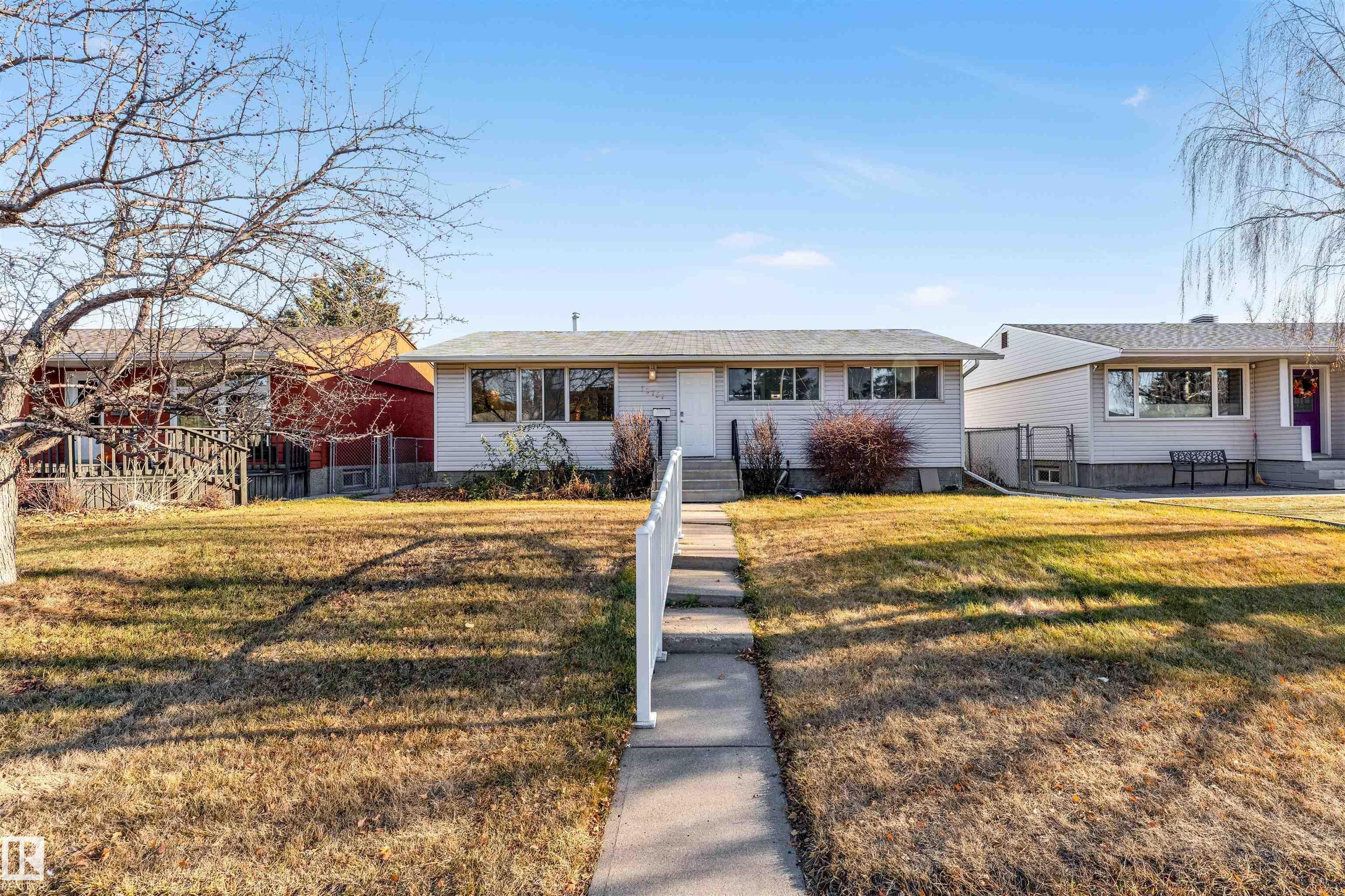 Photo for MLS®# E4464932 - home for sale at 10751 164 Street Northwest, Mayfield, Edmonton AB